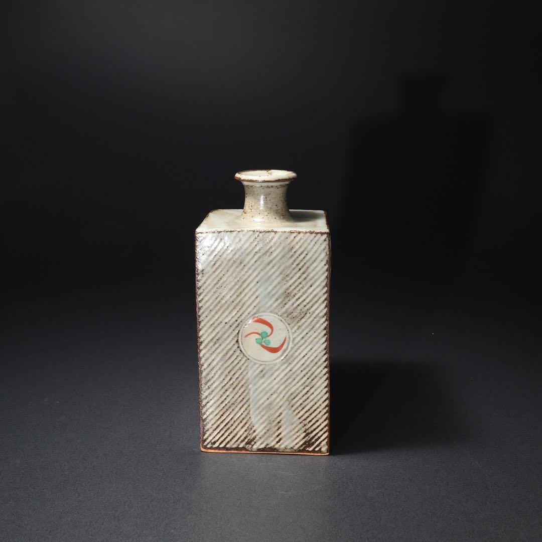 人間国宝　島岡達三　象嵌赤絵方壺　縄文象嵌　角瓶　共箱　R1463K3