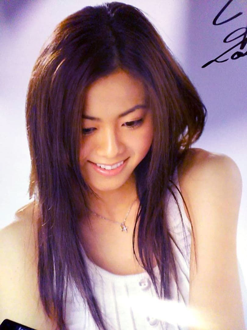 倉木麻衣サイン入り会場限定FC入会継続特典ポスター白ノースリーブ銀ネックレス笑顔