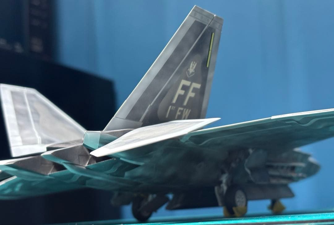 戦闘機　プラモデル　完成品　ハセガワ　1/48 F22 ラプター
