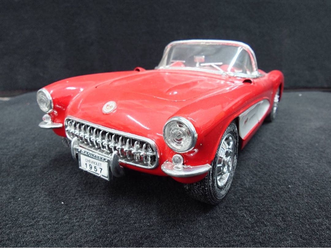 Road Tough 1/18ミニカー シボレーコルベット　1957 レッド
