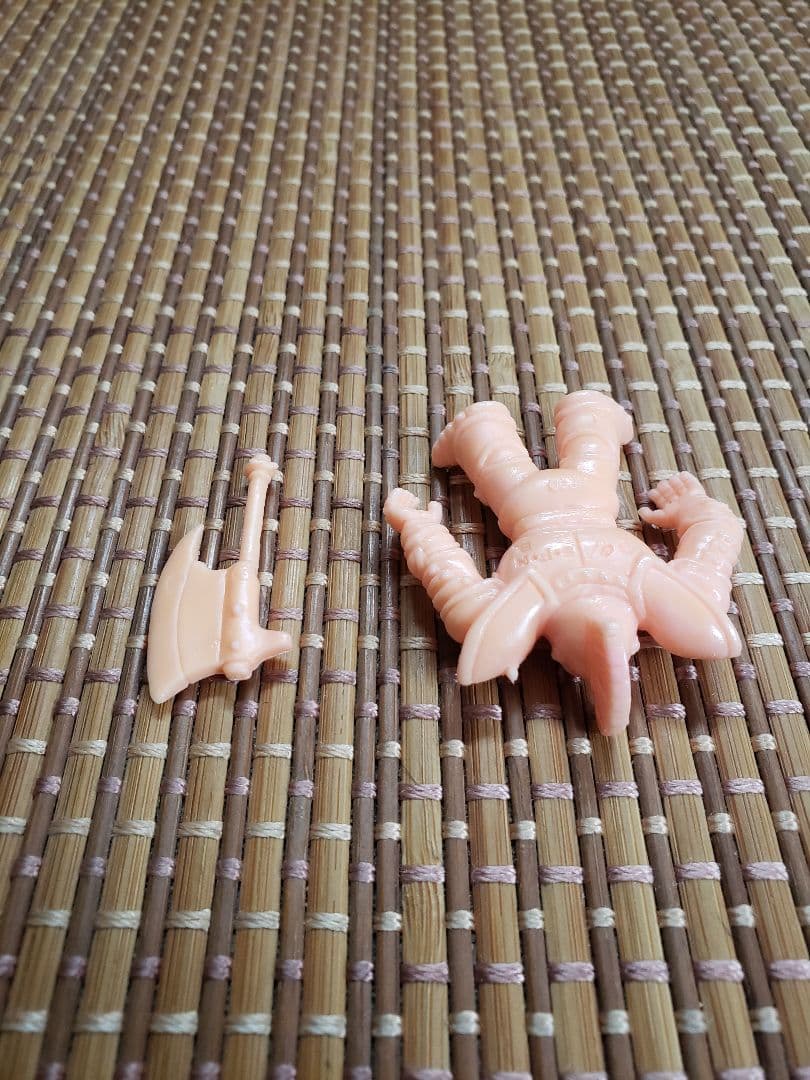 ドラゴンクエスト消しゴムアベル伝説悪魔の鎧ペールオレンジ　肌色　ファミコン　食玩