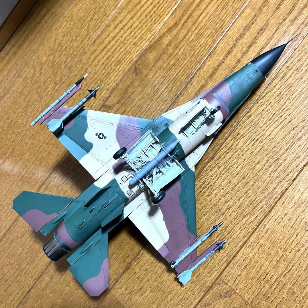 戦闘機プラモデル完成品1/48タミヤF-16アグレッサー