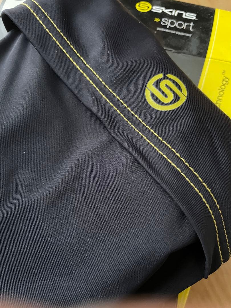 skins コンプレッション　着圧　インナー　 新品　ロングタイツ　Lサイズ