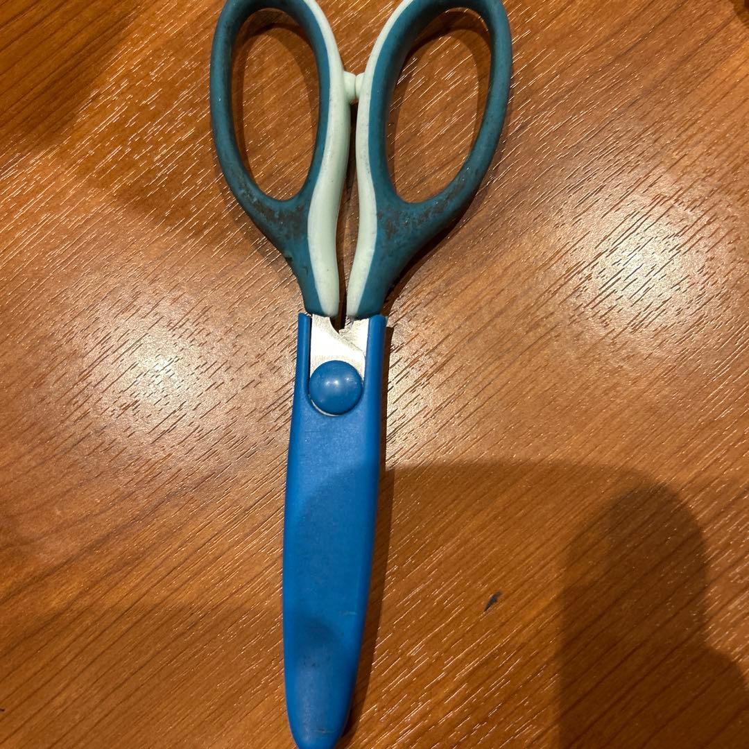 青と白のボタン式はさみ