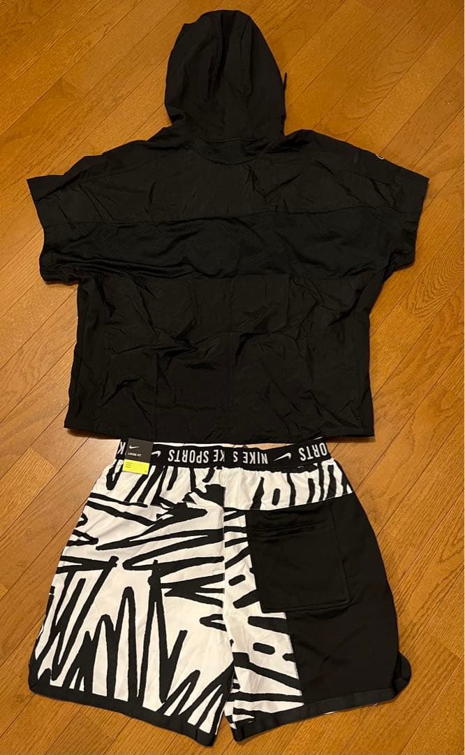 【完売品・新品】　NIKE ウェアセット　XL フーディ半袖　ハーフパンツ