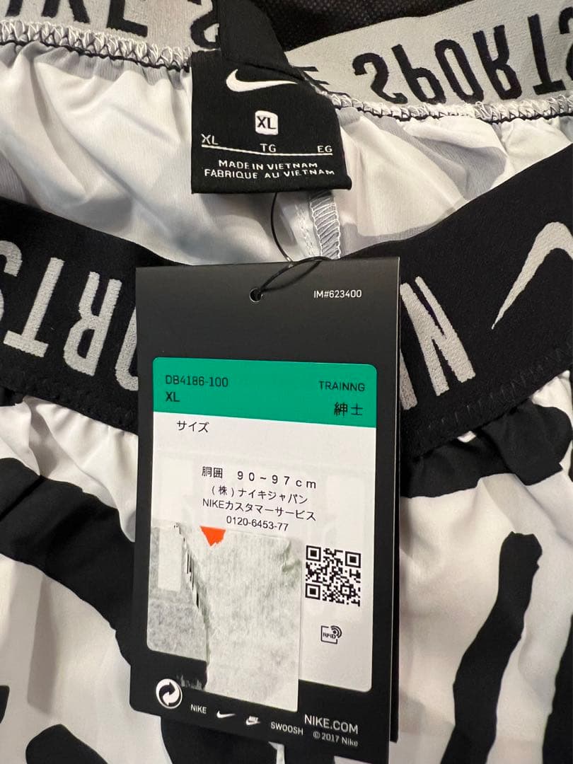 【完売品・新品】　NIKE ウェアセット　XL フーディ半袖　ハーフパンツ