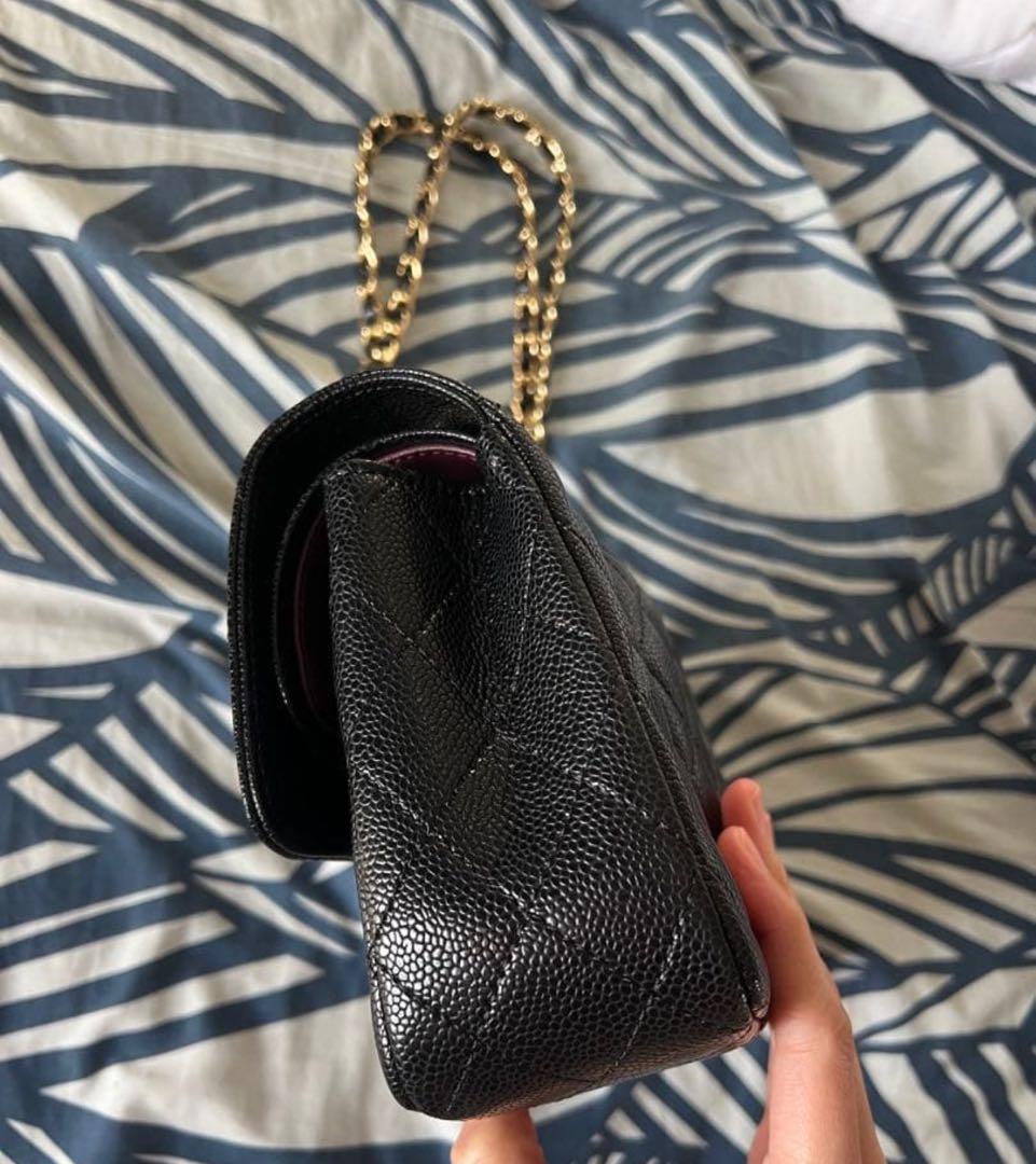 ブラックのキルティングレザーショルダーバッグ