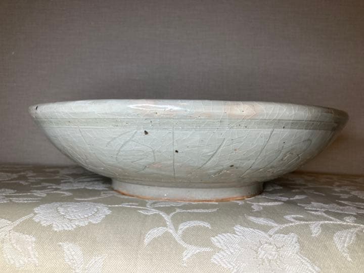 陶器　飾り皿　大鉢　作家物　花峰　「人皆直行我独横行」　蟹柄　直径約33.0cm