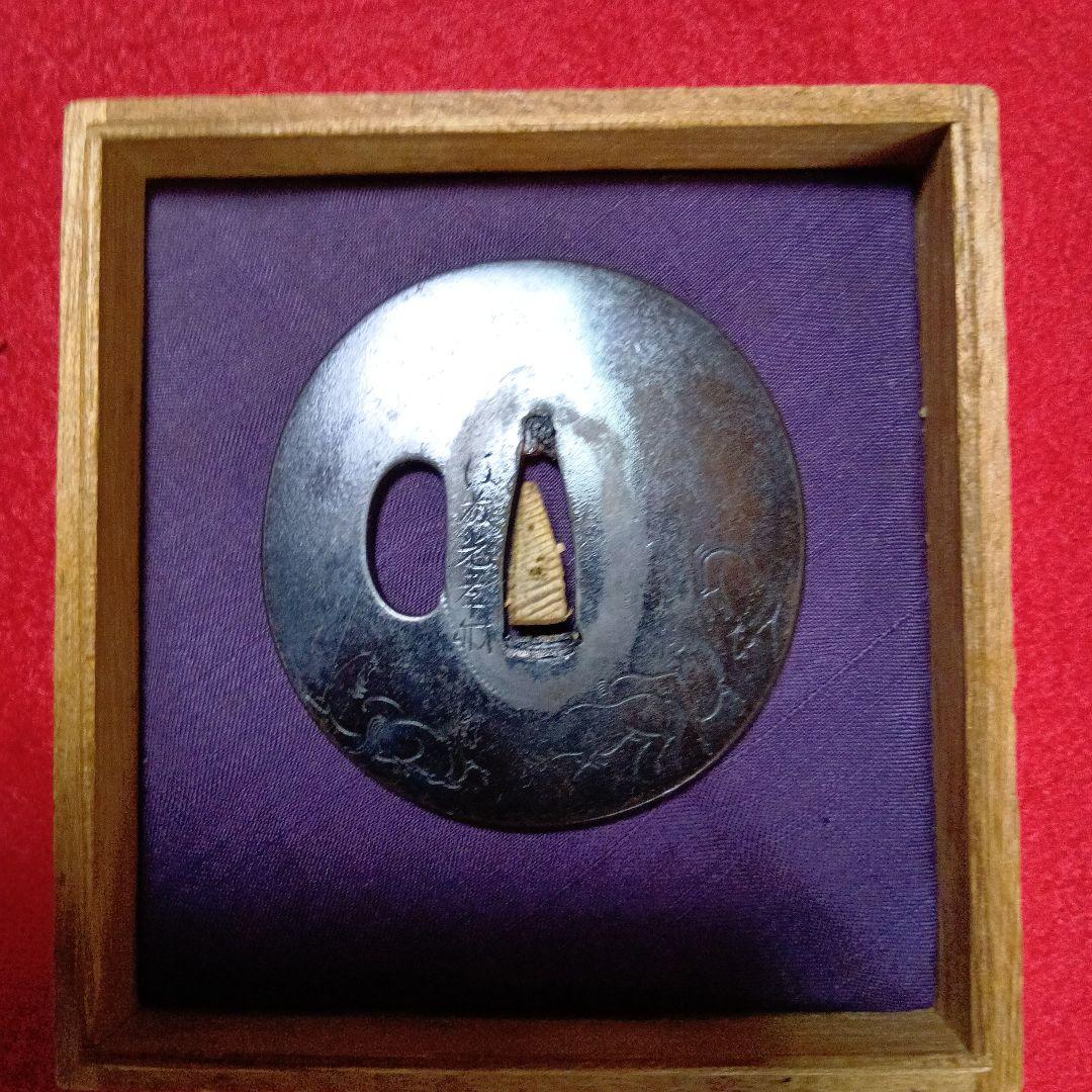 後藤光孝在銘。馬の彫刻デザイン付き　赤銅鍔