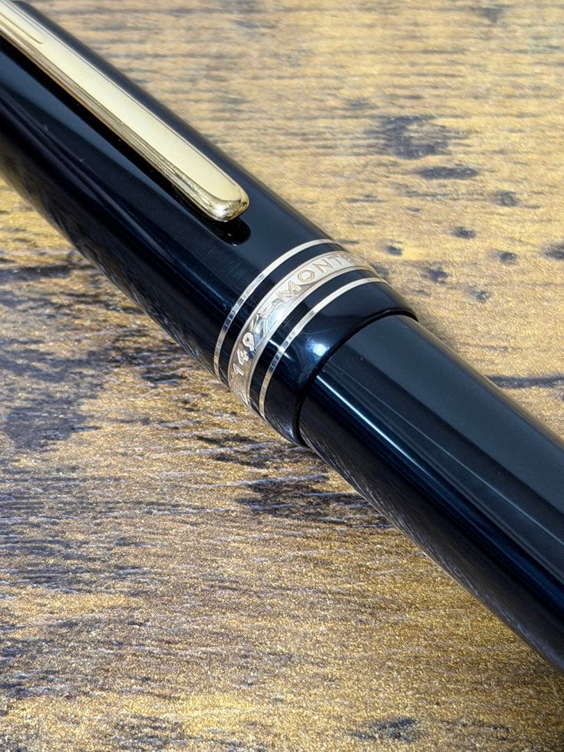 未使用に近い　シール付　ヘミングウェイ芯 18K 中白 モンブラン　万年筆　中字