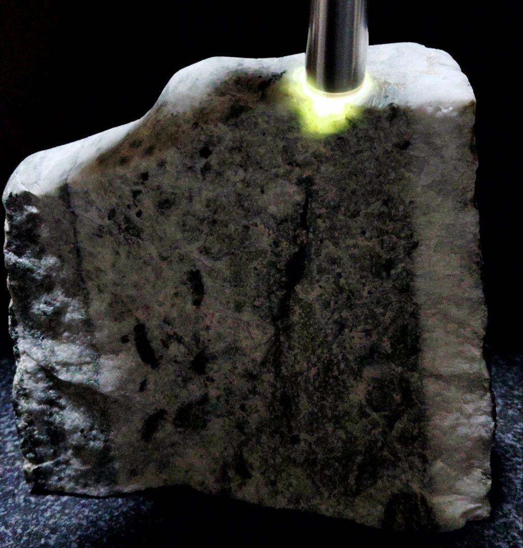 ★翡翠原石★稀少・下仁田翡翠【クリフプレート・化粧面磨き566ｇ】