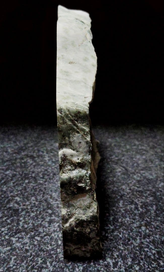 ★翡翠原石★稀少・下仁田翡翠【クリフプレート・化粧面磨き566ｇ】