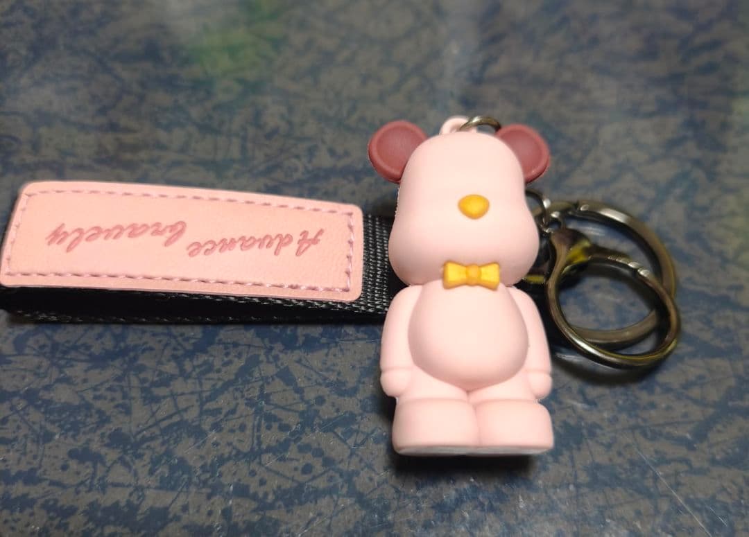 ピンクのクマ キーホルダー ボウタイ付き