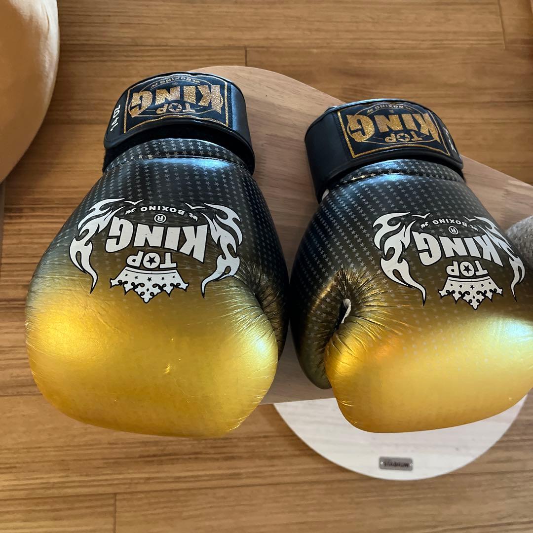TOP KINGボクシンググローブ 14oz ゴールド/ブラックヘッドギアセット