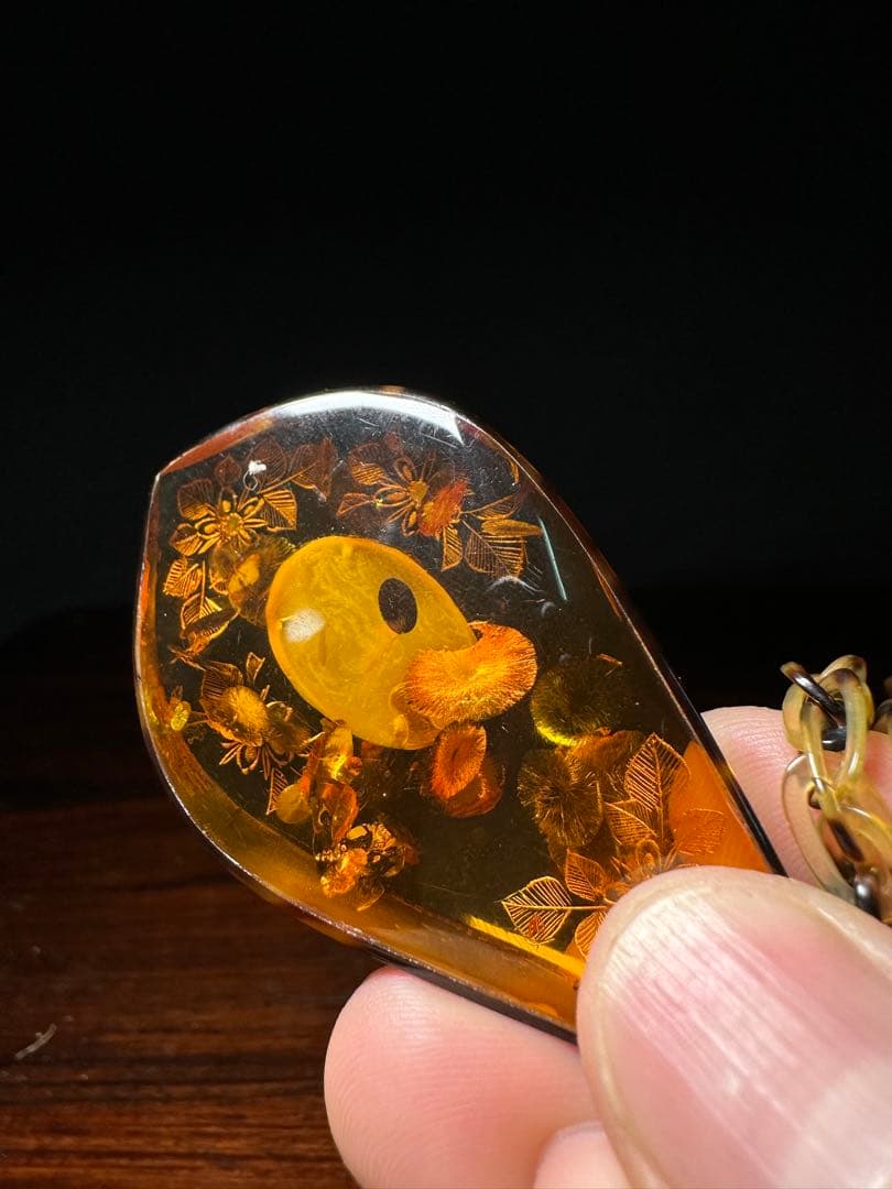 カメオ　琥珀ペンダント　鼈甲　首飾り　作家物　金彩