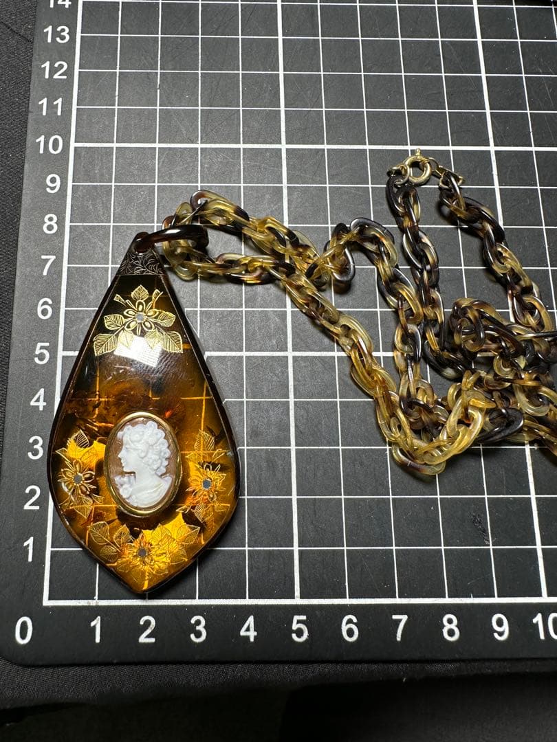 カメオ　琥珀ペンダント　鼈甲　首飾り　作家物　金彩
