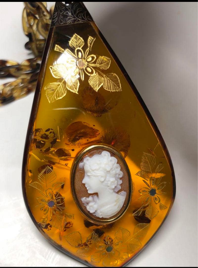 カメオ　琥珀ペンダント　鼈甲　首飾り　作家物　金彩