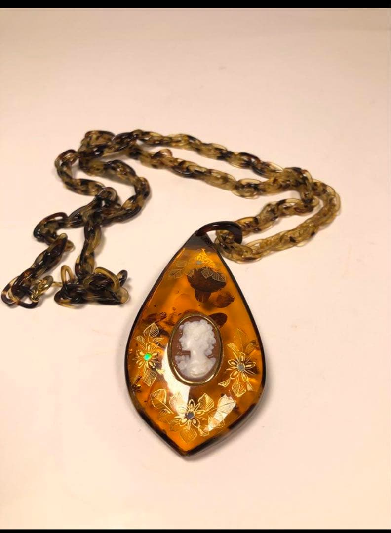 カメオ　琥珀ペンダント　鼈甲　首飾り　作家物　金彩