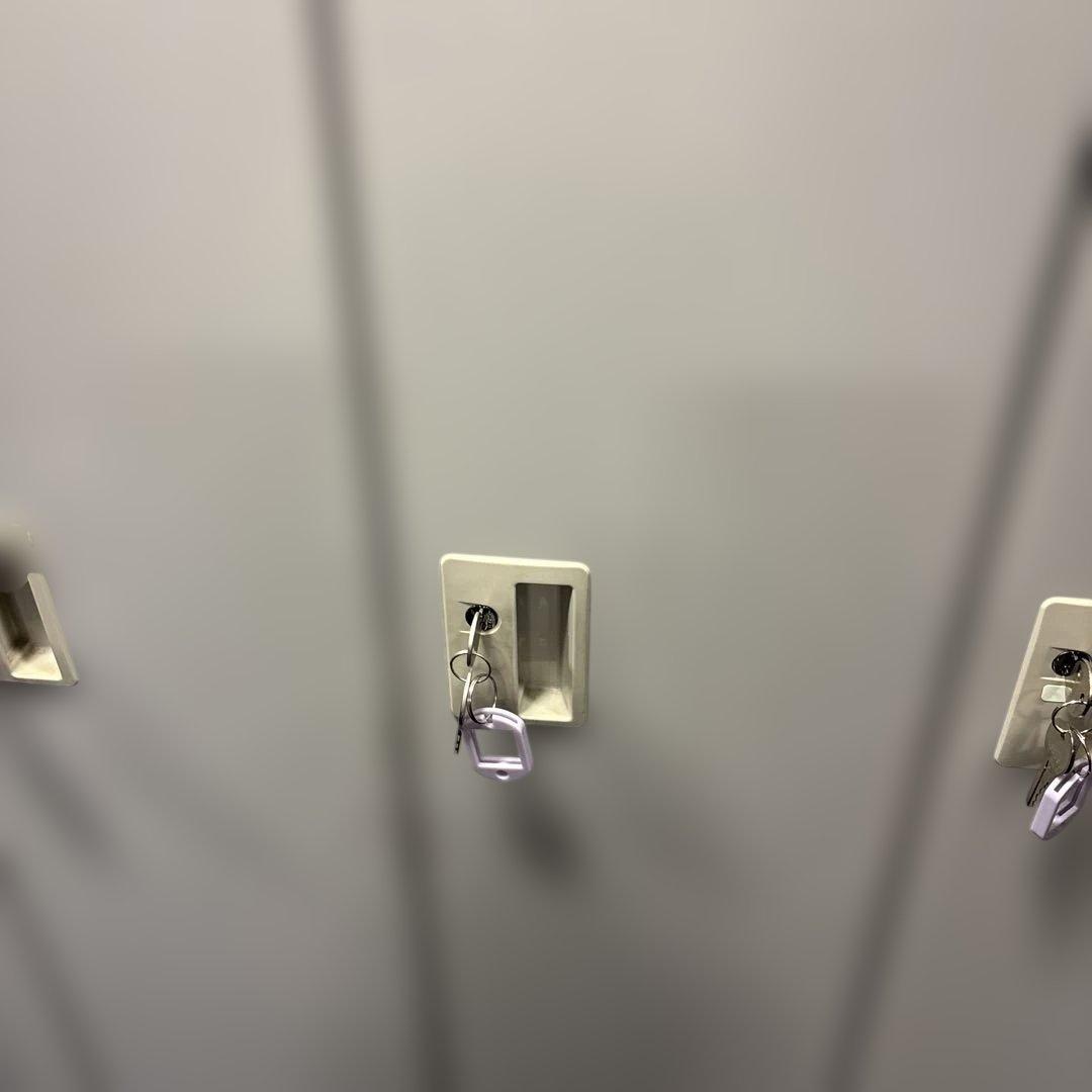 鍵付きオフィスロッカー 4人分グレー(スチール製)