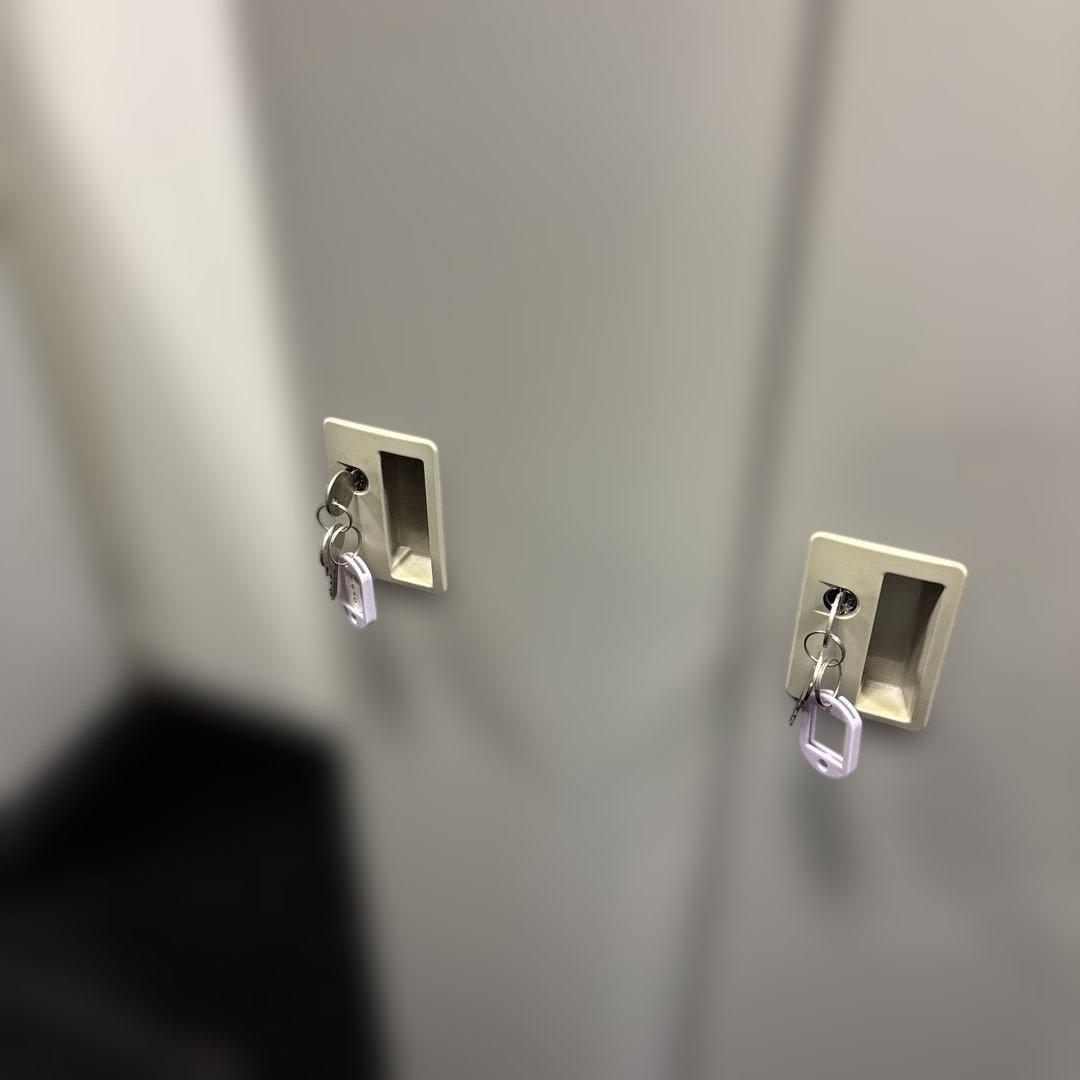 鍵付きオフィスロッカー 4人分グレー(スチール製)