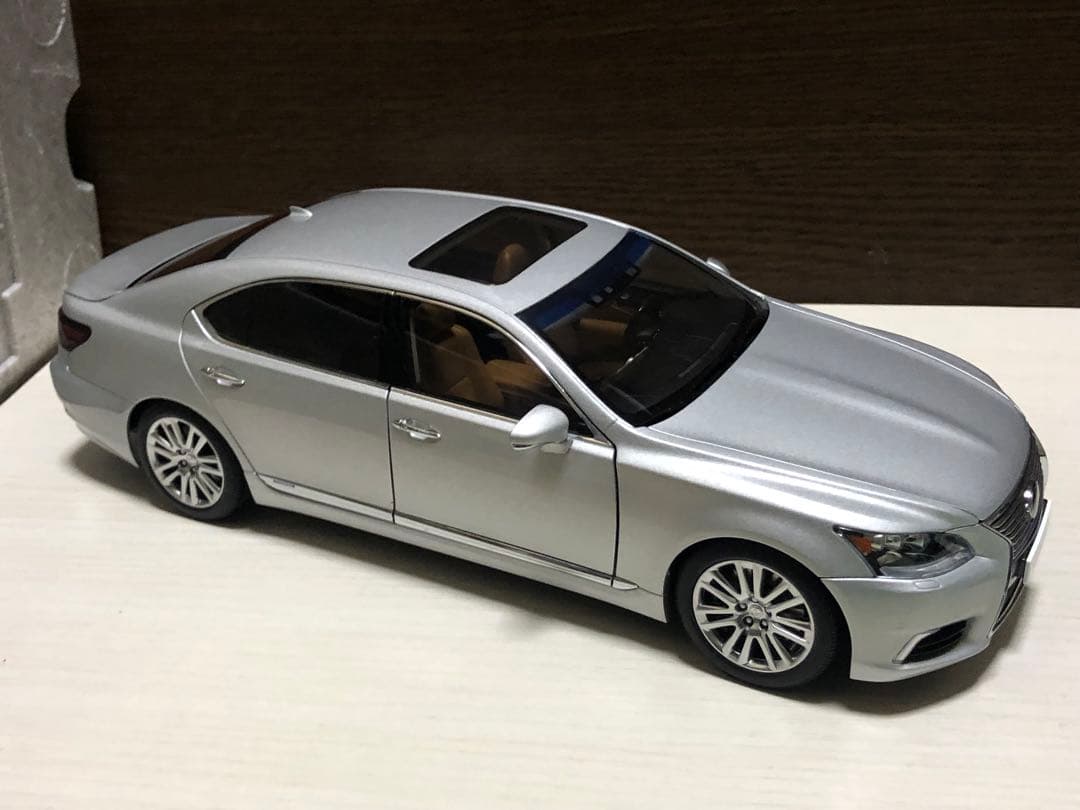 現状品 オートアート 1/18 レクサス LS600hL ソニックシルバー