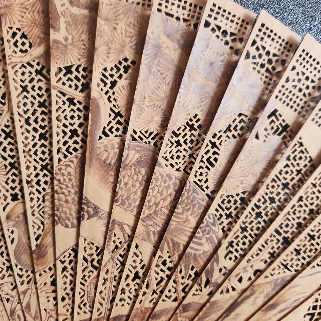 白檀製透かし彫り扇子と友箱付き