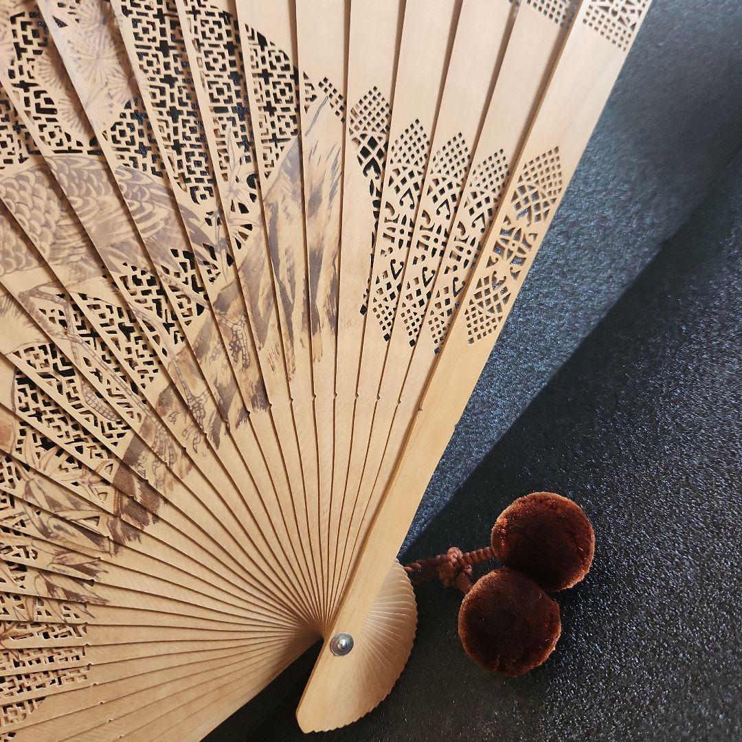 白檀製透かし彫り扇子と友箱付き