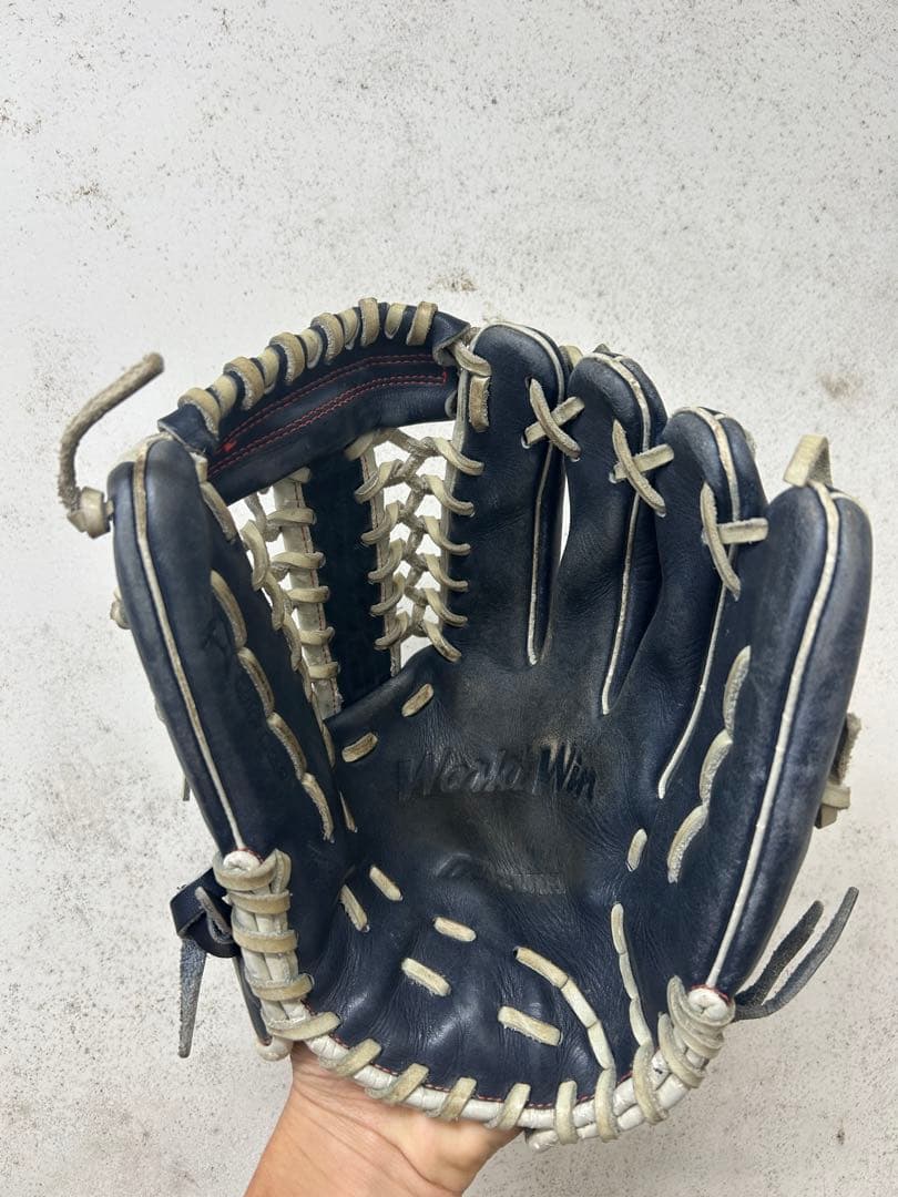 野球グローブ ネイビーとホワイト