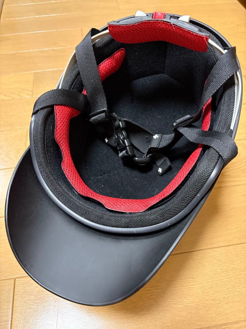 バイザー付きマットブラックヘルメット