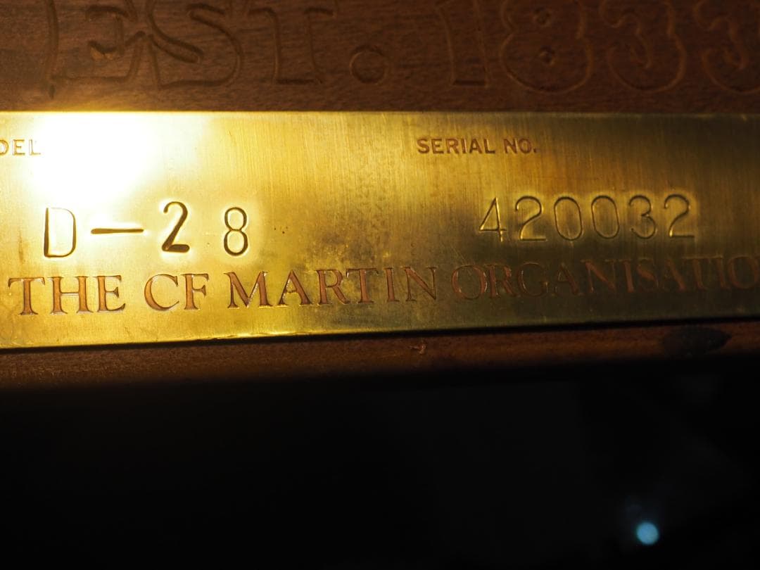 け*や様 Martin D28 シリアルナンバー入り木製プレートです。