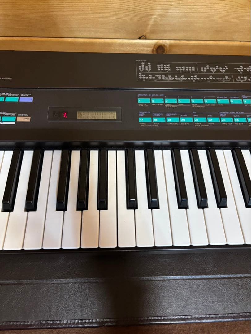 廃盤 ヤマハ シンセサイザー DX7 ハードケース付き 61鍵盤 32音色
