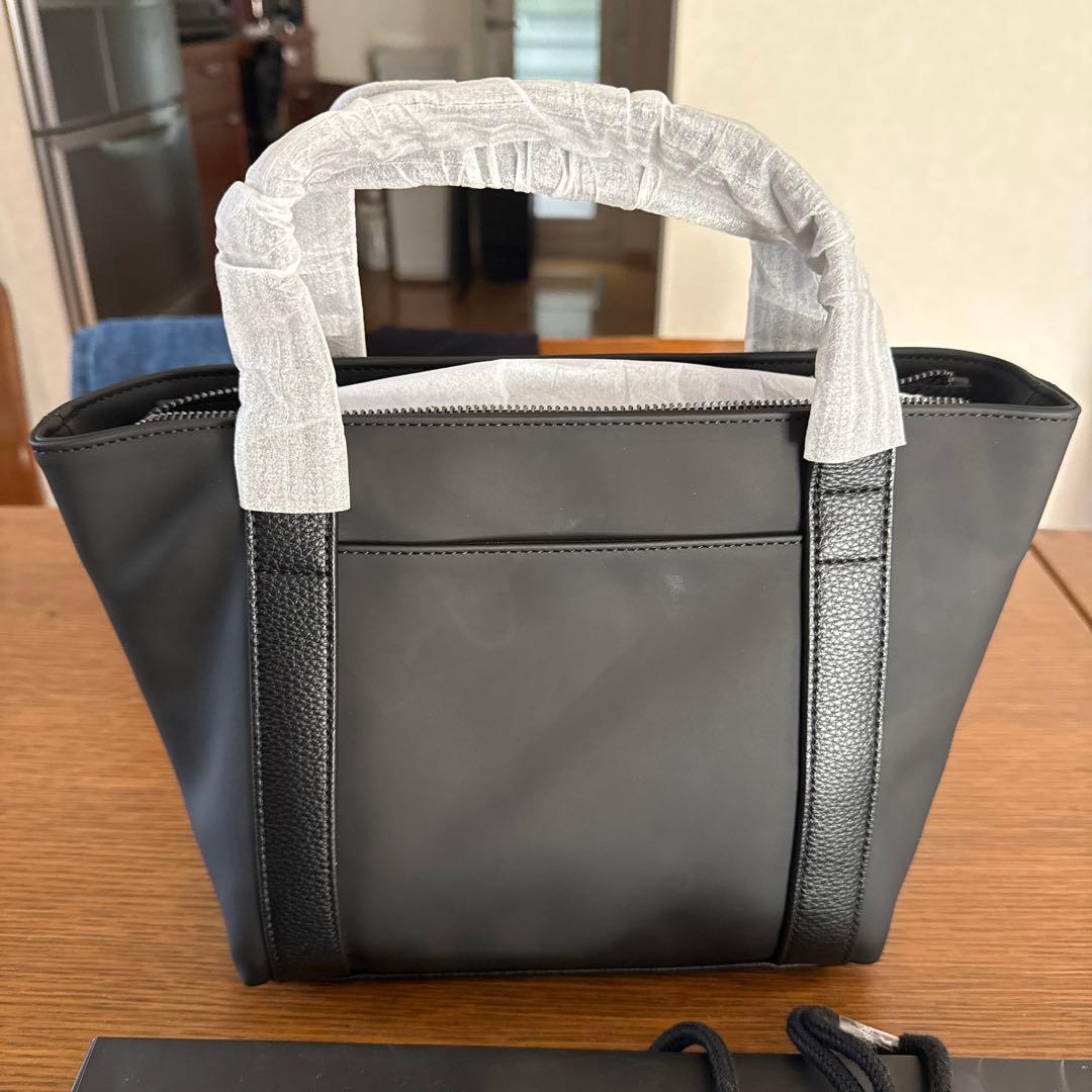 1PIU1UGUALE3 ブラックカートバッグ