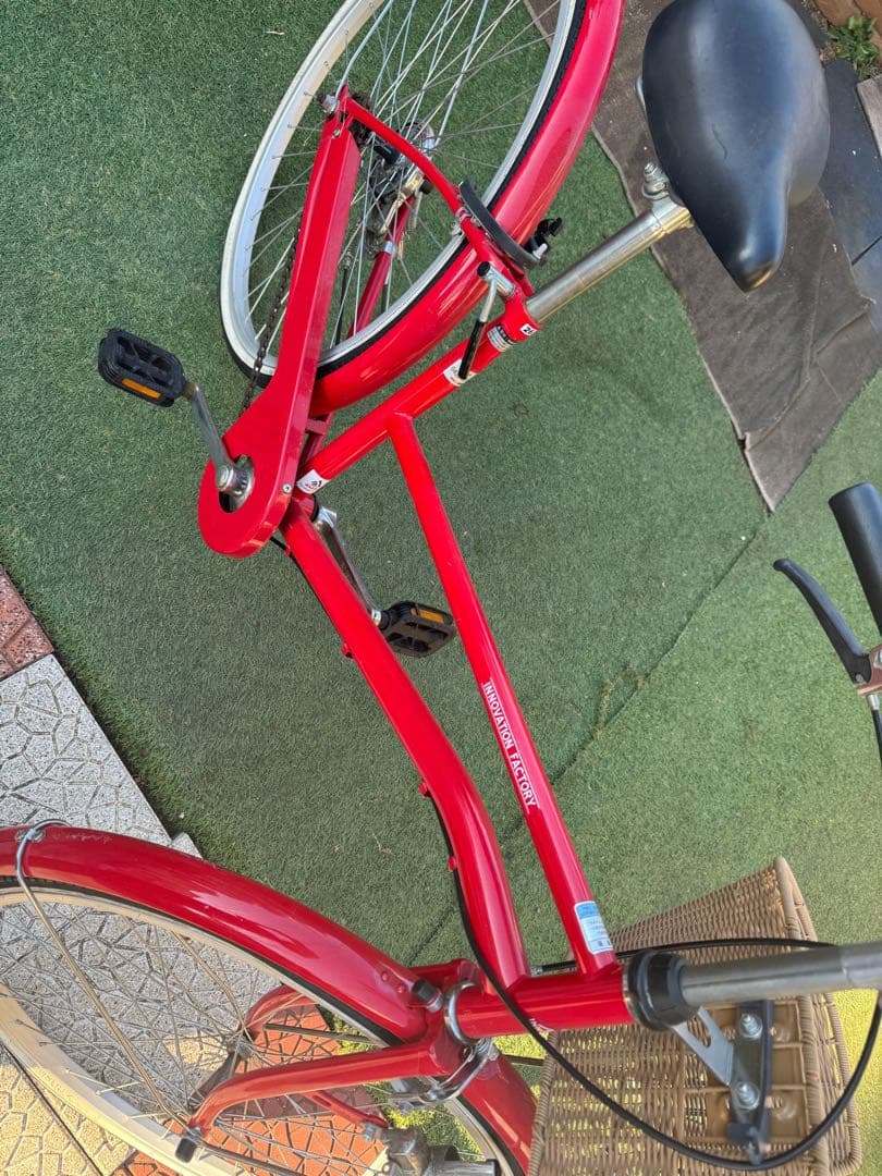 赤いシティサイクル バスケット付き
