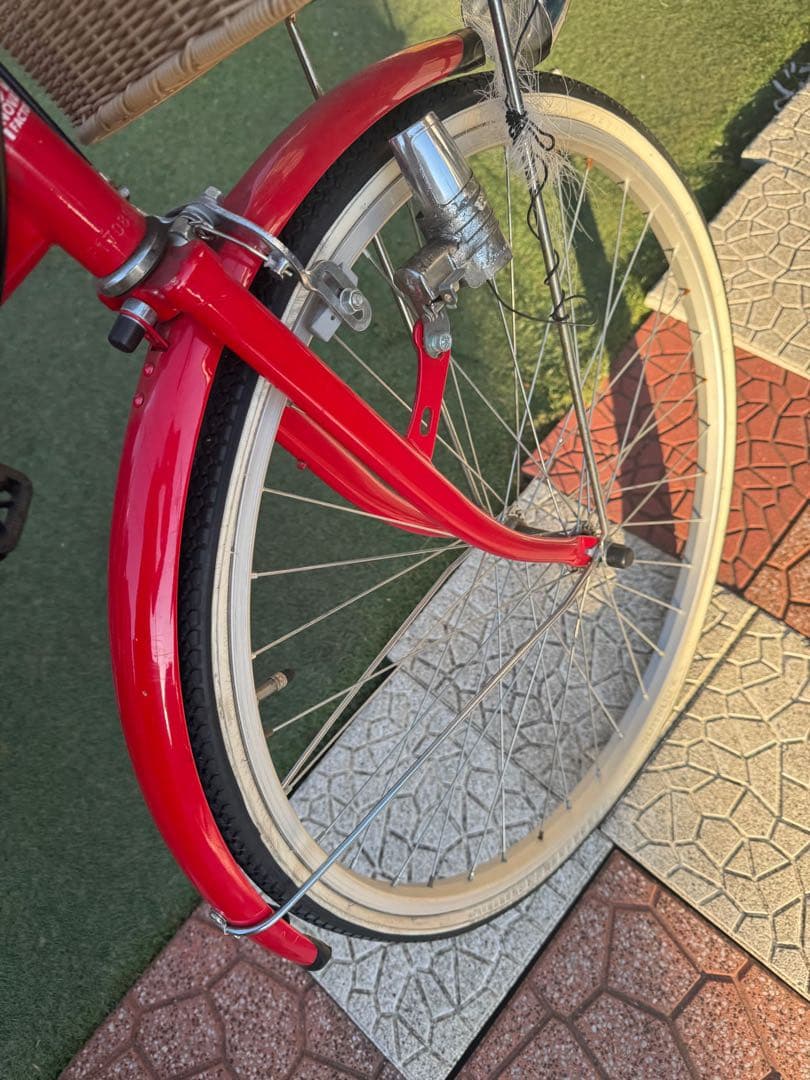 赤いシティサイクル バスケット付き