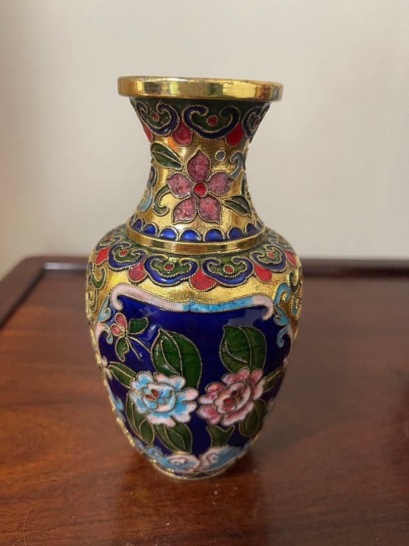 中国美術 梅蝶柄 七宝 花瓶 一对。七宝焼 壶1個台付き。一輪挿し一個おまけ付き