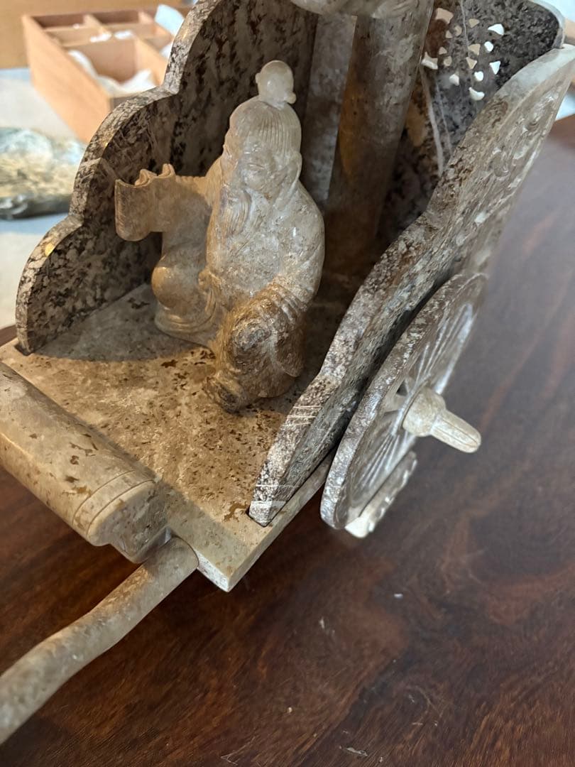 石？玉？の大きな中国的置物　皇帝車？