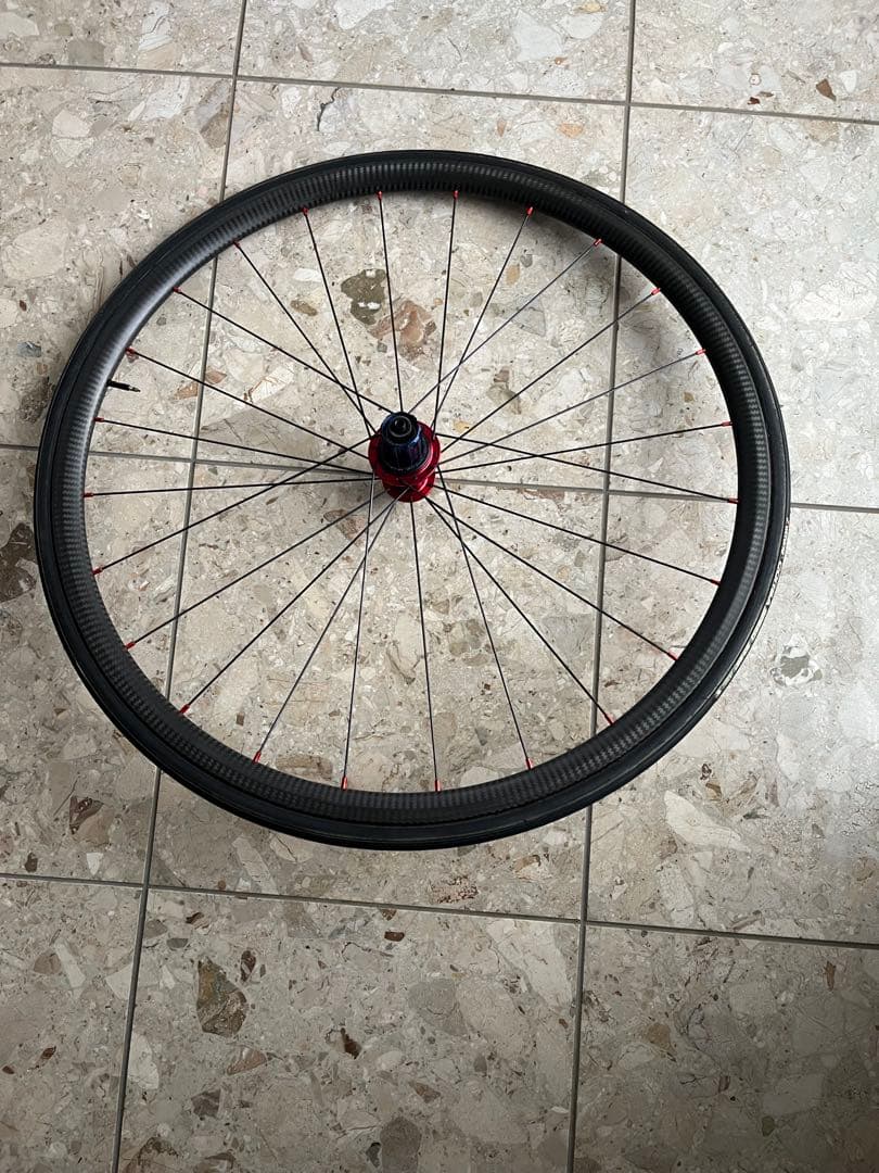 軽量カーボンホイール tune 980g