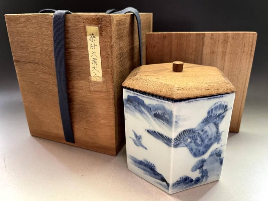 火入■染付六角火入れ 鷹 山水鳥紋 松 幾何学模様（江戸期）木彫り蓋付き 時代物