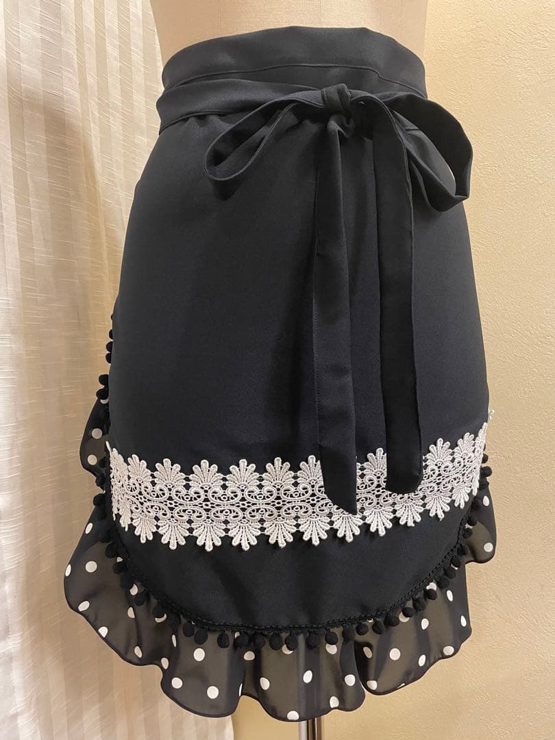 【在庫処分】最終お値下げ　エプロン　黒　黒×白小水玉フリル　レース　黒ポンポン