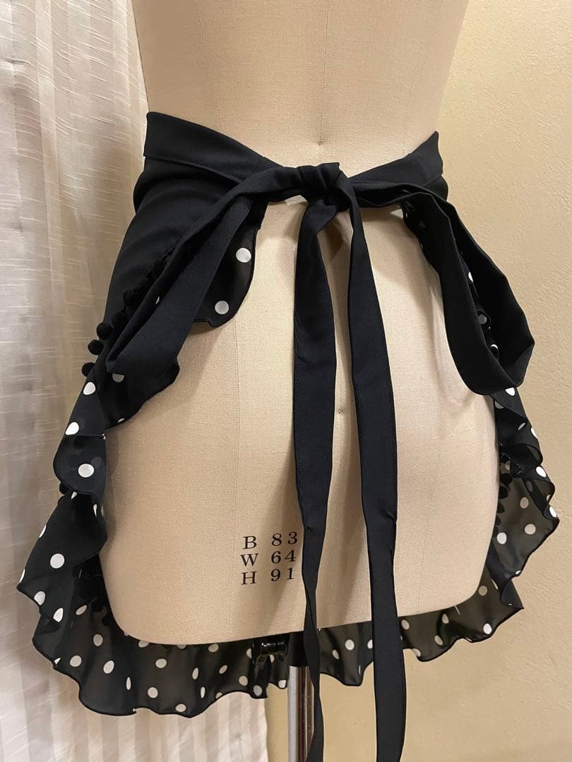 【在庫処分】最終お値下げ　エプロン　黒　黒×白小水玉フリル　レース　黒ポンポン