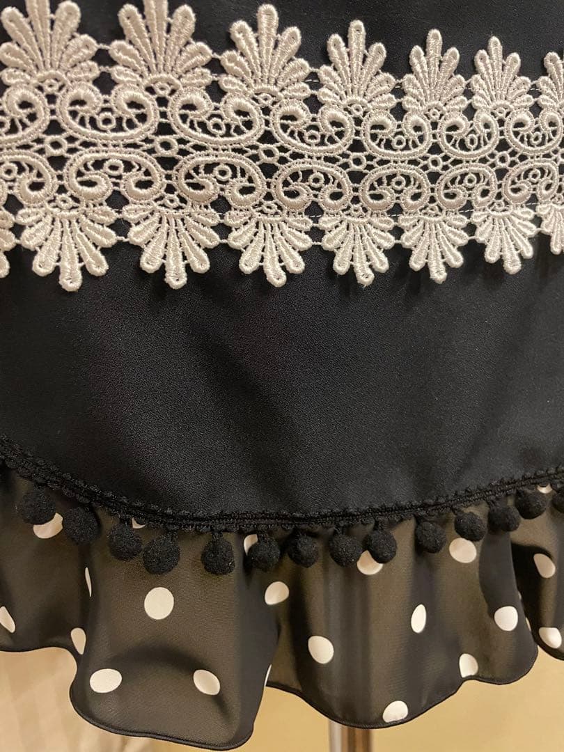 【在庫処分】最終お値下げ　エプロン　黒　黒×白小水玉フリル　レース　黒ポンポン
