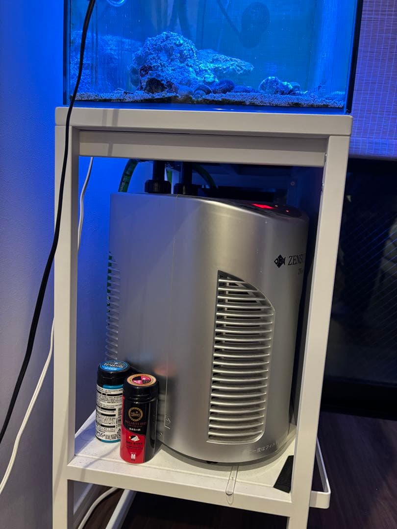 LED照明付き水槽とフィルター