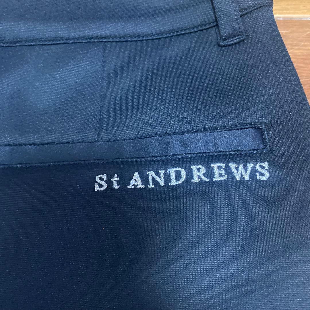 セントアンドリュース黒のプリーツスカート 花のロゴ付き