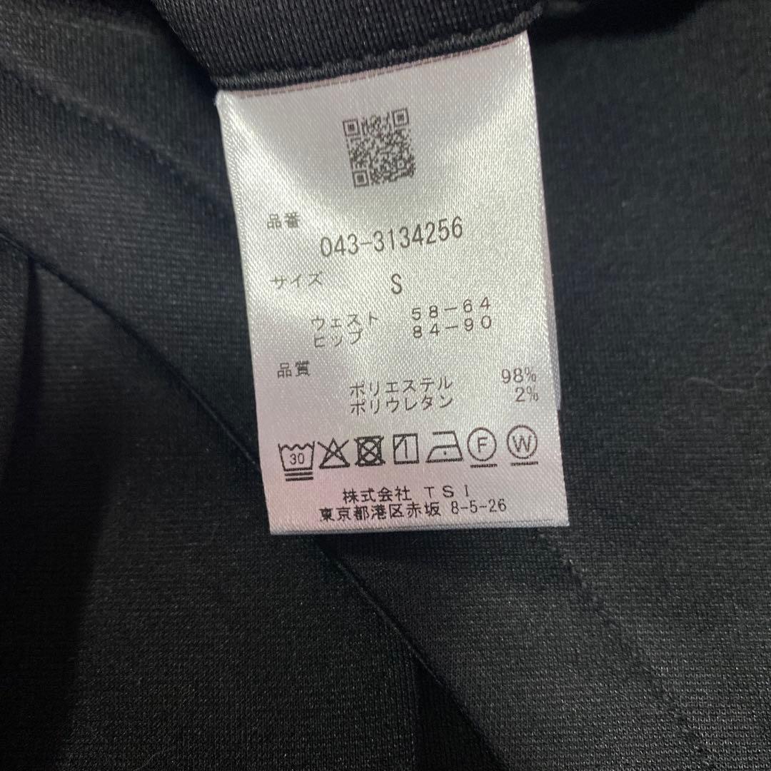 セントアンドリュース黒のプリーツスカート 花のロゴ付き