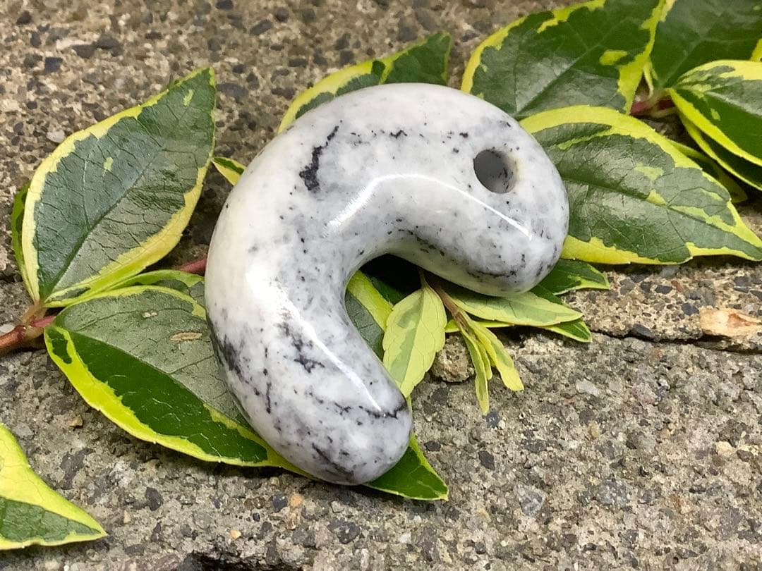 ✳何処にもありません‼️カルセドニー材料勾玉　限定品最後の1点// 糸魚川翡翠勾玉