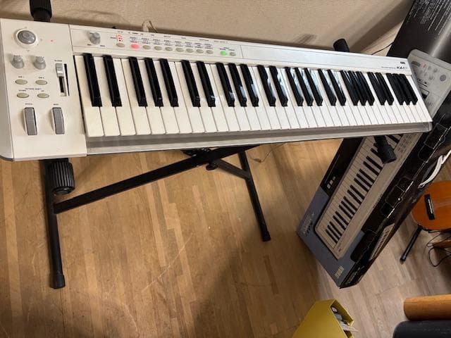 KORG　61鍵キーボード　X脚・オプションACアダプター付