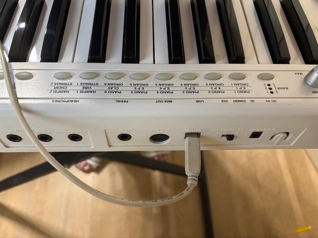KORG　61鍵キーボード　X脚・オプションACアダプター付