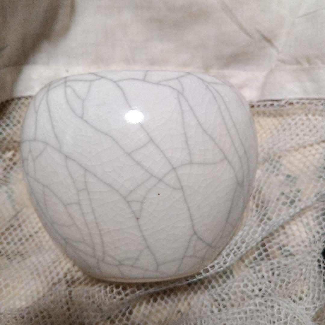 ひび割れ模様の白い陶器の器