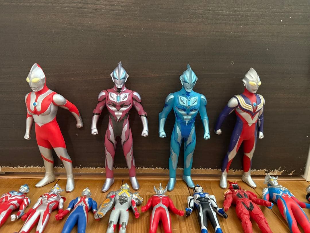 ウルトラマンシリーズ110体、怪獣87体