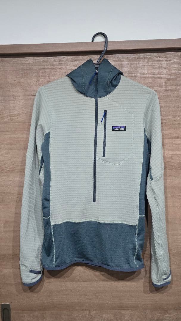 patagonia　R1プルオーバーフーディ